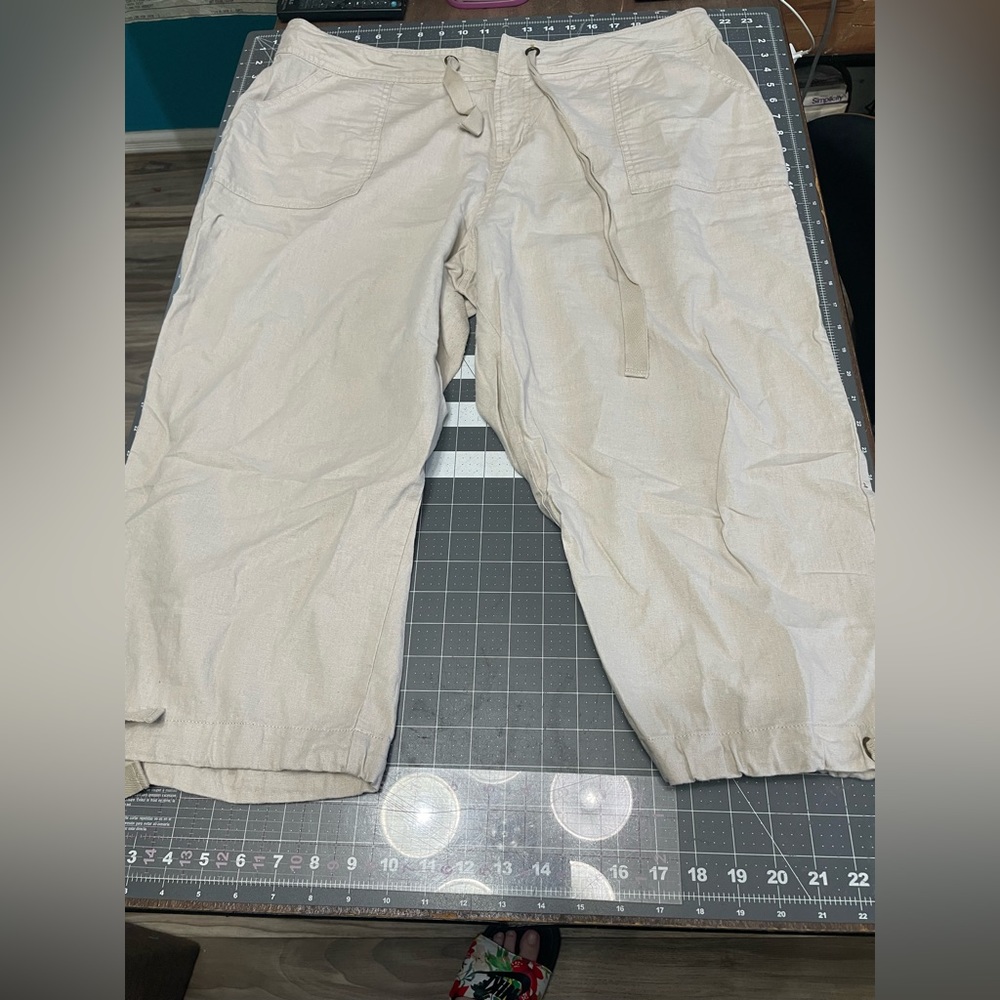 Womens tan capri pants from Fashion Bug